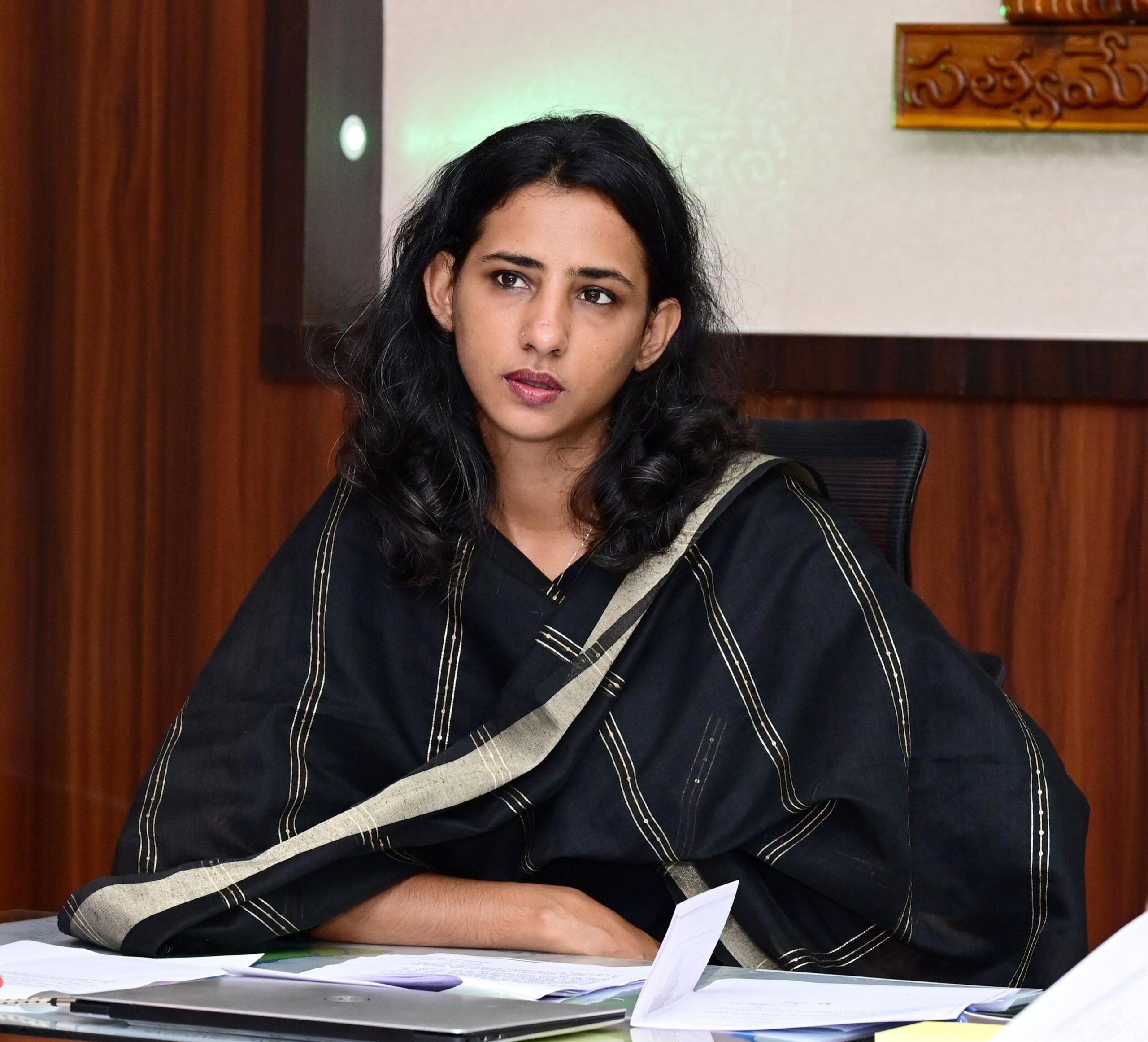 అగ్రిగోల్డ్ ఫార్మ్స్ భూములపై నివేదిక ఇవ్వండి