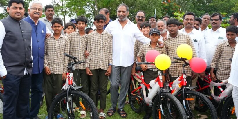 విద్యార్ధులకు మంత్రి గొట్టిపాటి సైకిళ్ళ పంపిణీ